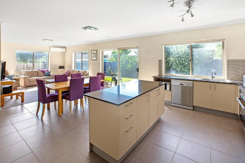 Toonalook Retreat Pet Friendly & Close To Town - Sunshine Coast Guide 5