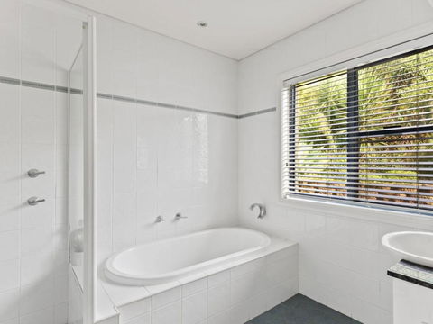 Aqua Shores Penthouse - Sunshine Coast Guide 4