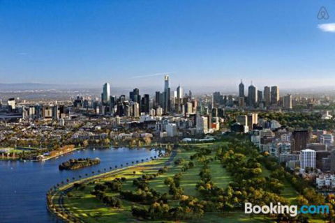 A Cozy CBD Suite With Spectacular City Views - Sunshine Coast Guide 4