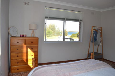 Apartment With Sweeping View Of The Bay 2 Bedrooms Sleeps 5 - Sunshine Coast Guide 5