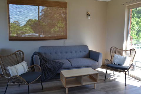 Apartment With Sweeping View Of The Bay 2 Bedrooms Sleeps 5 - Sunshine Coast Guide 4