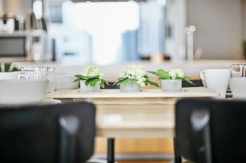 A Stylish 2BR CBD Apt With Beautiful City Views - Sunshine Coast Guide 2