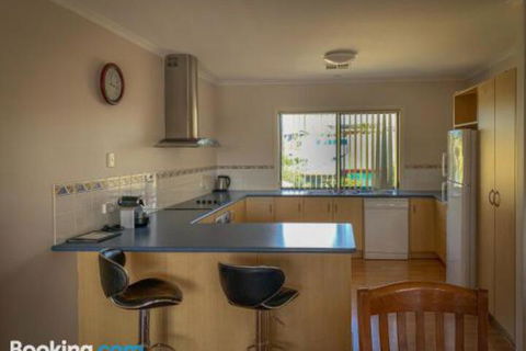 Endeavour 6 - Sunshine Coast Guide 1