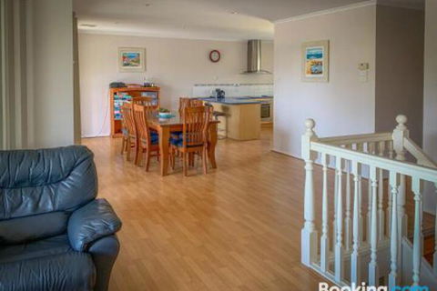 Endeavour 6 - Sunshine Coast Guide 6