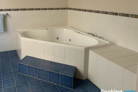 Endeavour 6 - Sunshine Coast Guide 4