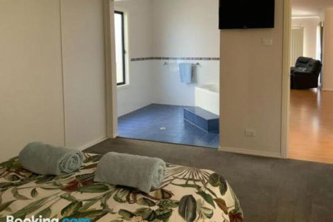 Endeavour 6 - Sunshine Coast Guide 3