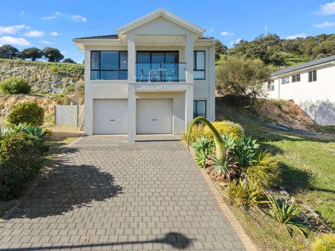 Tickys Dream 18 Turnberry Drive - Sunshine Coast Guide 2