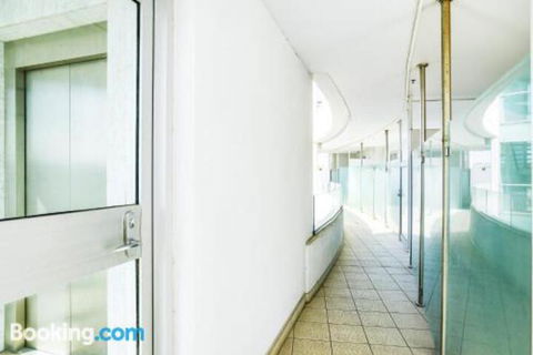 Bayline Beachfront Apartment No 4 - Sunshine Coast Guide 1