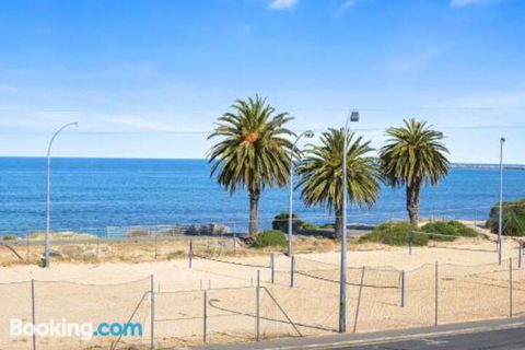 Bayline Beachfront Apartment No 4 - Sunshine Coast Guide 2