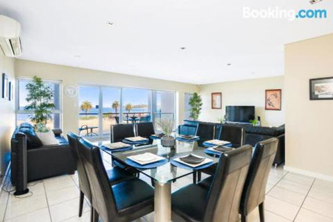 Bayline Beachfront Apartment No 4 - Sunshine Coast Guide 4