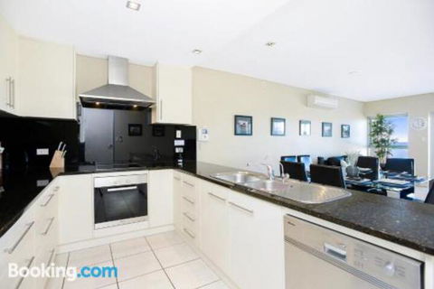 Bayline Beachfront Apartment No 4 - Sunshine Coast Guide 3