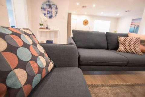Contemporary â€˜Espritâ€™ With River Reserve Access - Sunshine Coast Guide 5