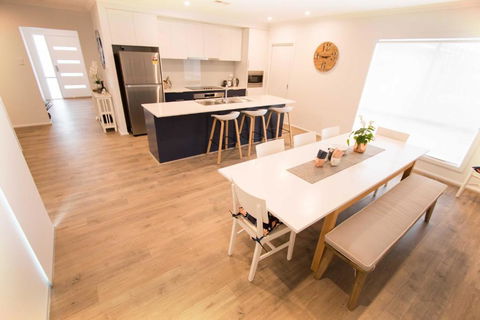 Contemporary â€˜Espritâ€™ With River Reserve Access - Sunshine Coast Guide 3