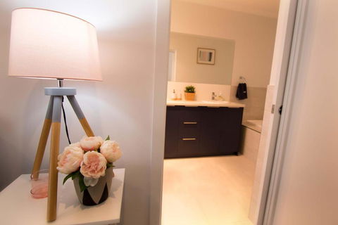 Contemporary â€˜Espritâ€™ With River Reserve Access - Sunshine Coast Guide 1