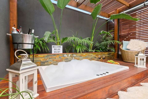 AMORE A Tranquil Retreat With Couples Spa - Sunshine Coast Guide 6