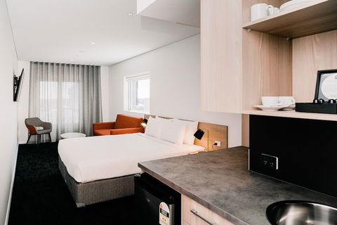 Tom's Court Hotel - Sunshine Coast Guide 6