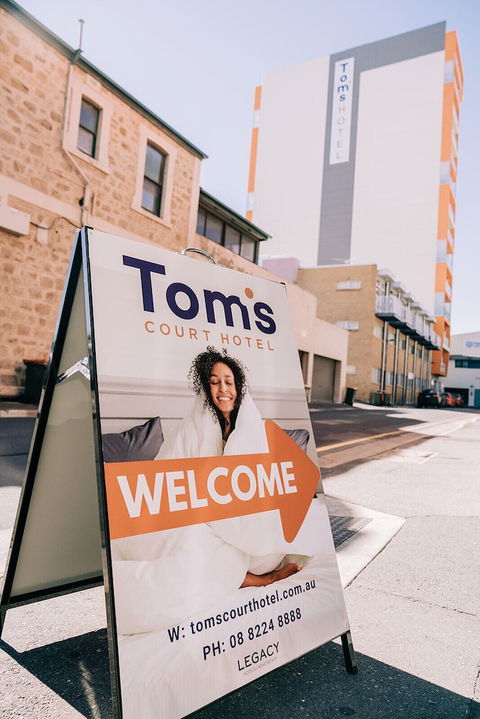 Tom's Court Hotel - Sunshine Coast Guide 2