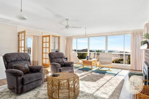 TASSIE SEASIDE SERENITY LAbode Accommodation - Sunshine Coast Guide 0