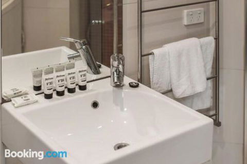 Heart Of Sandringham Apartment By Ready Set Host - Sunshine Coast Guide 6