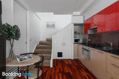 Heart Of Sandringham Apartment By Ready Set Host - Sunshine Coast Guide 3