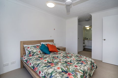 Terrific Location Large 2BR 2 Bath Apt - Sunshine Coast Guide 3