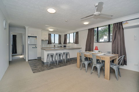 Terrific Location Large 2BR 2 Bath Apt - Sunshine Coast Guide 4