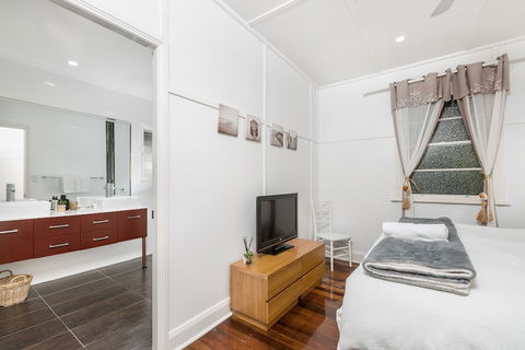 A PERFECT STAY - Aaloka Bay - Sunshine Coast Guide 6