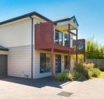 Beachside Villa Cowes - Sunshine Coast Guide