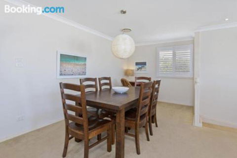 SEASCAPE An Enticing Lakeside Escape - Sunshine Coast Guide 6