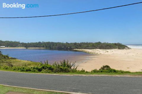 SEASCAPE An Enticing Lakeside Escape - Sunshine Coast Guide 4