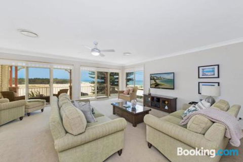 SEASCAPE An Enticing Lakeside Escape - Sunshine Coast Guide 3