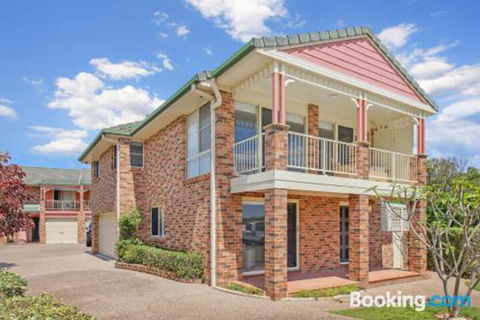 SEASCAPE An Enticing Lakeside Escape - Sunshine Coast Guide 2