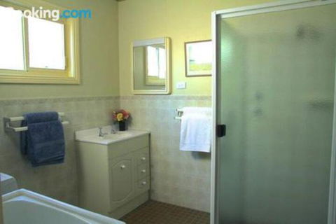 Schoolhouse Cottage American River - Sunshine Coast Guide 5