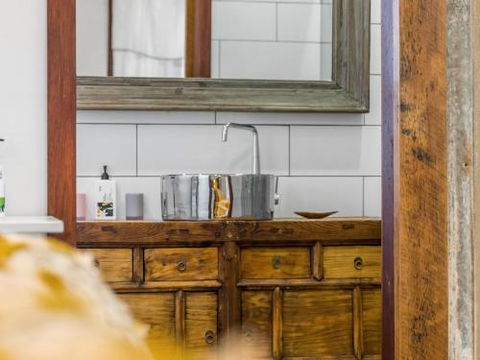 Black Beauty Studio - Sunshine Coast Guide 1