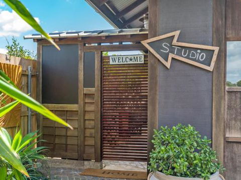 Black Beauty Studio - Sunshine Coast Guide 5