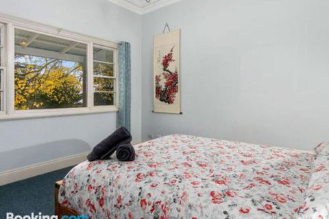 Elm Cottage - Sunshine Coast Guide 2