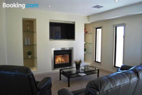 Eagles Nest - Sunshine Coast Guide 0
