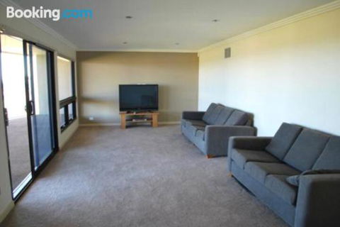 Eagles Nest - Sunshine Coast Guide 1