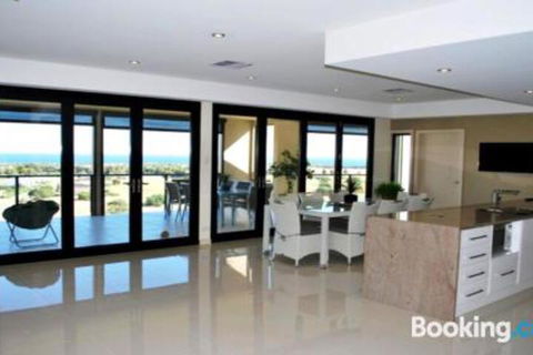 Eagles Nest - Sunshine Coast Guide 4