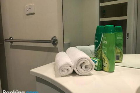 Townsville Strand Lighthouse Apartment 3 - Sunshine Coast Guide 2