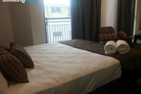 Townsville Strand Lighthouse Apartment 3 - Sunshine Coast Guide 3