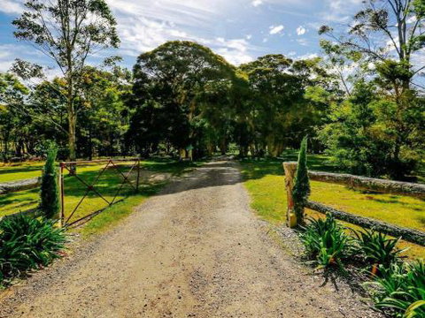 THE ANGAS CARRIAGE Alpine Southern Highlands 4pm Check Out On Sundays - Sunshine Coast Guide 6