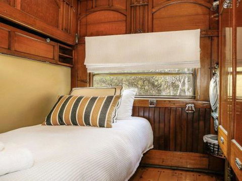 THE ANGAS CARRIAGE Alpine Southern Highlands 4pm Check Out On Sundays - Sunshine Coast Guide 3