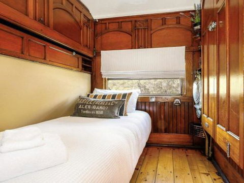 THE ANGAS CARRIAGE Alpine Southern Highlands 4pm Check Out On Sundays - Sunshine Coast Guide 4