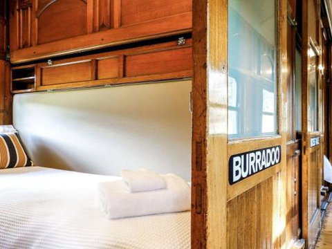 THE ANGAS CARRIAGE Alpine Southern Highlands 4pm Check Out On Sundays - Sunshine Coast Guide 1