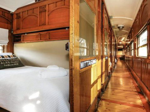 THE ANGAS CARRIAGE Alpine Southern Highlands 4pm Check Out On Sundays - Sunshine Coast Guide 2