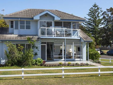 AMETHYST Gerringong 4pm Check Out Sundays - Sunshine Coast Guide 0