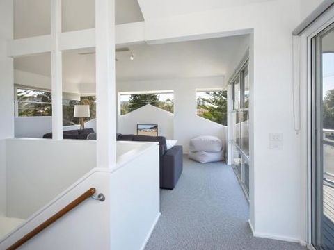 AMETHYST Gerringong 4pm Check Out Sundays - Sunshine Coast Guide 1