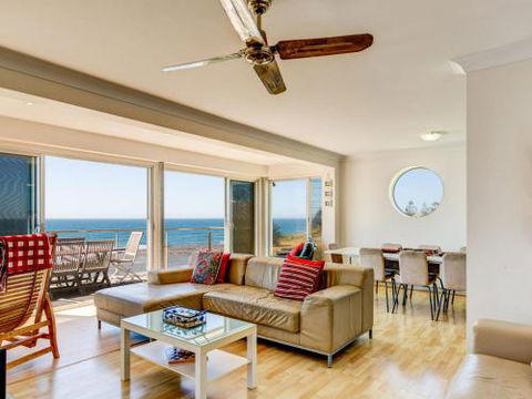 PENZANCE Gerroa Beachfront To Shelley Beach & 4pm Check Out Sundays - Sunshine Coast Guide 1