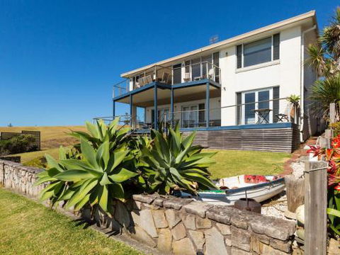 PENZANCE Gerroa Beachfront To Shelley Beach & 4pm Check Out Sundays - Sunshine Coast Guide 3